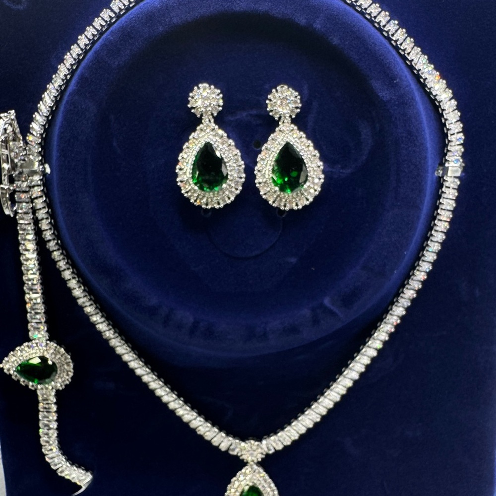 Elegant Green and Silver Jewelry Set